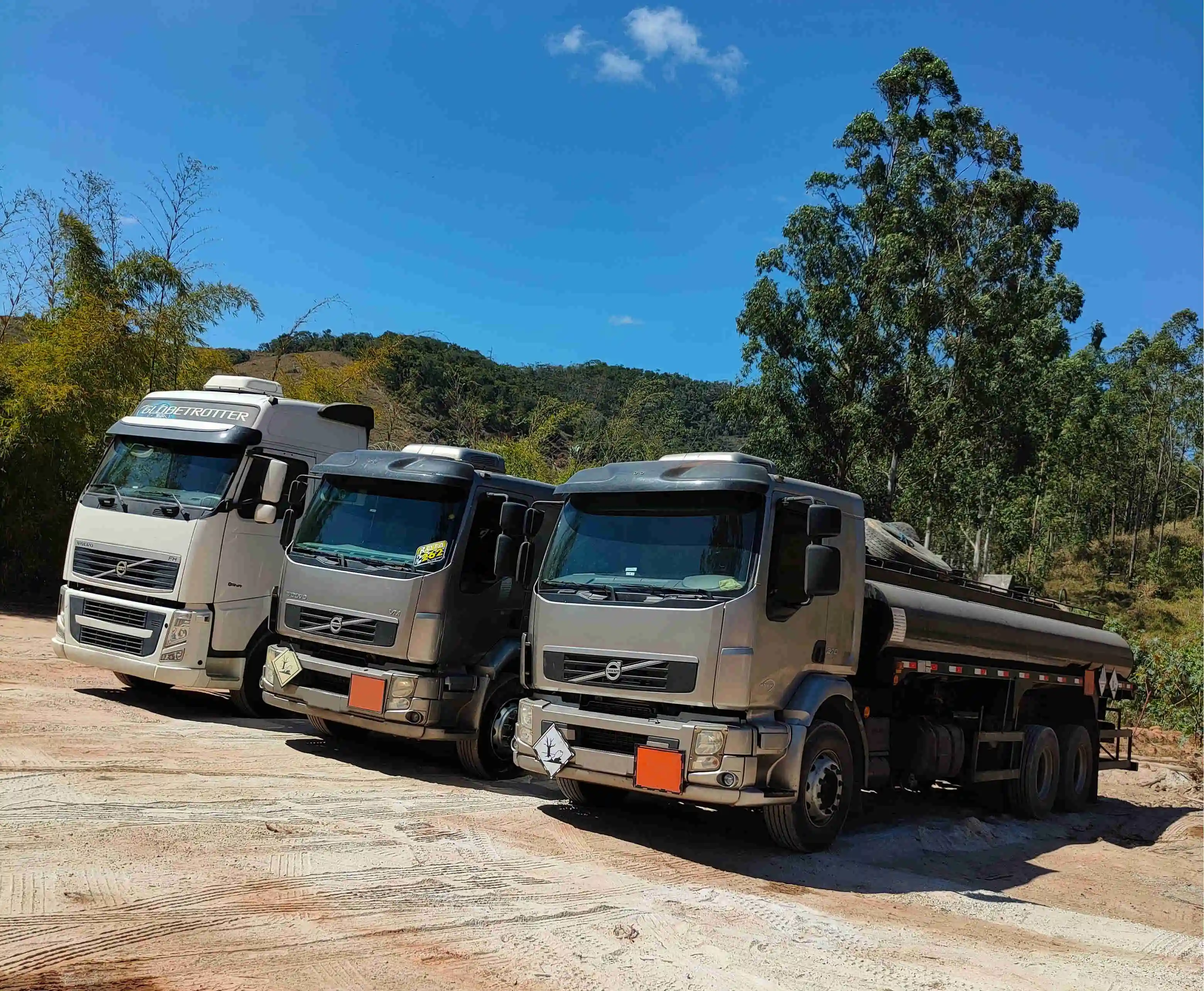 Caminhões-tanques da REPETRO estacionados em parque de coleta de óleo BPF.
